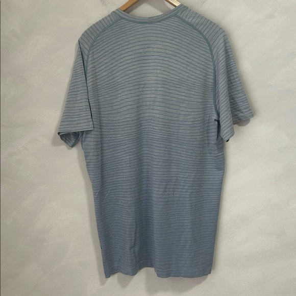 Lululemon Metal Vent Breathable Short Sleeve XL striped ombré - Picture 7 of 8